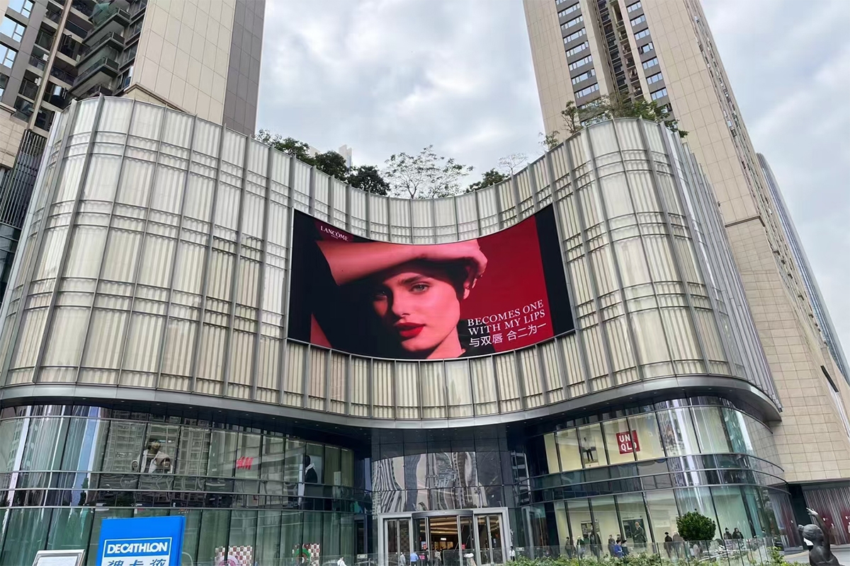 How does the installed LED outdoor display attract the attention of passersby